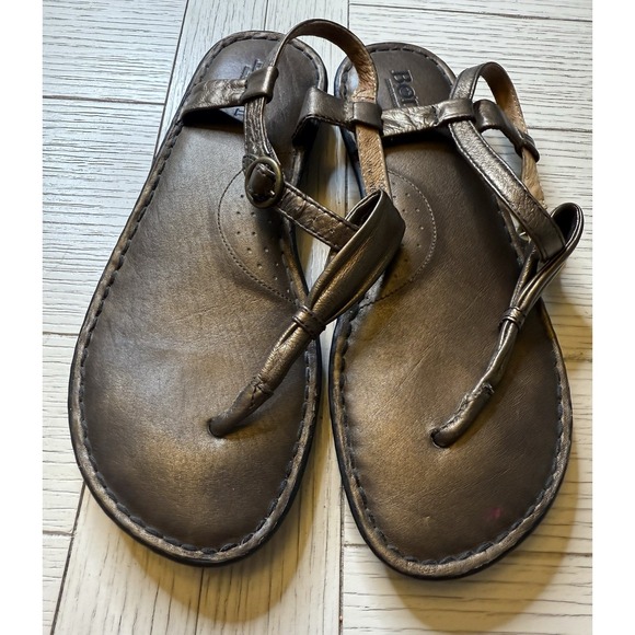Born Women's Metallic Bronze T Strap Flat Leather Sandals Sz 7, 38 EU - Picture 2 of 9